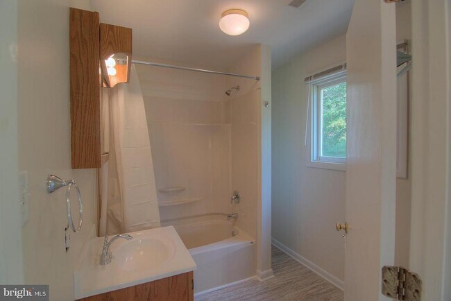 Building Photo - 5105 Shore Dr
