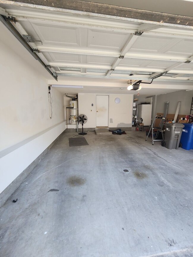 Building Photo - Gorgeous & Spacious 3Bd/2.5Ba, 1,679 SqFt, 2-story Condo - Central A/C & heat, Washer/Dryer - 2 C...