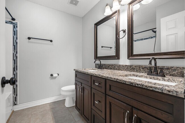 Building Photo - 3 Bedroom 2.5 Bathroom Home!