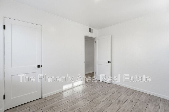 Building Photo - 2245 E Flower St