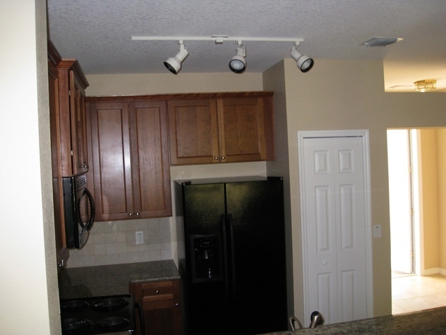 Building Photo - SPACIOUS 3 BEDS TOWNHOUSE CLOSE TO DOWNTOWN!!