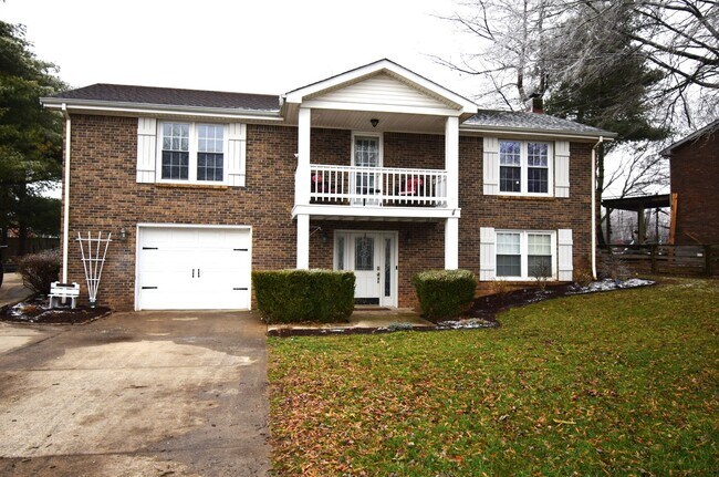 Building Photo - Large 3 Bedroom 3 Bath Home For Rent in Sa...