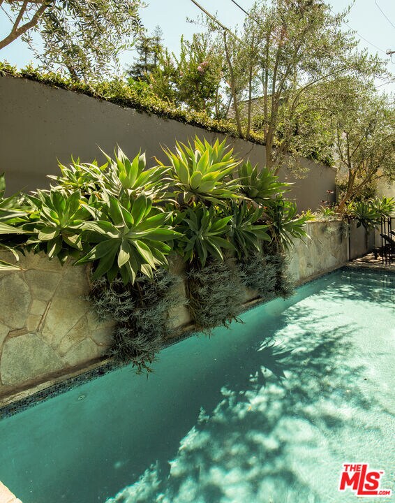 Building Photo - 12142 Hollyglen Pl