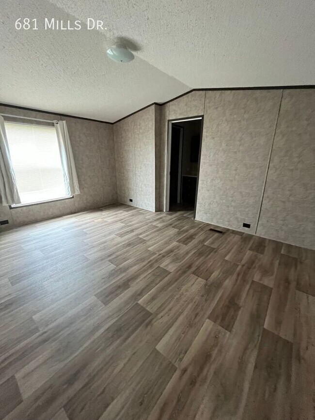 Building Photo - 681 W Mills Dr