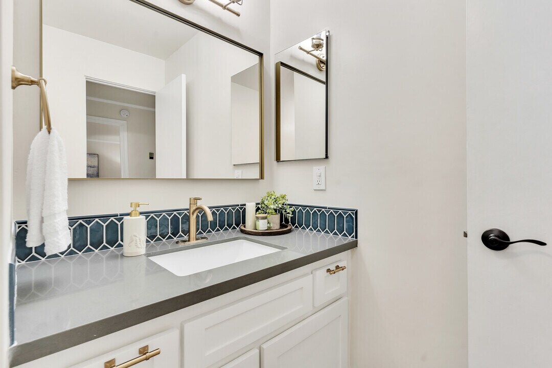 Master Bathroom - 2600 Torrey Pines Rd