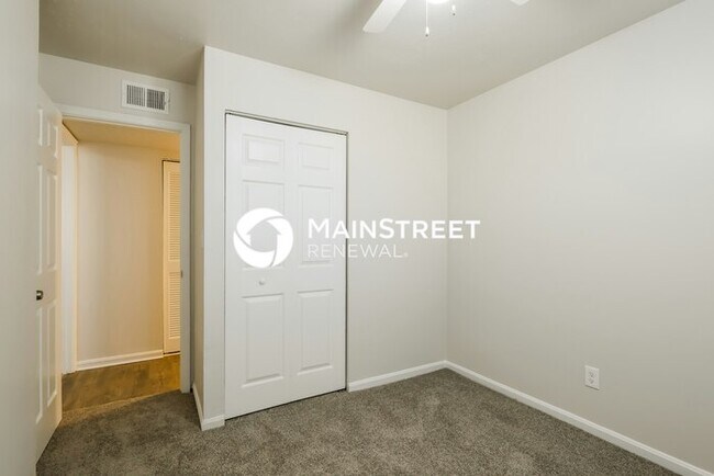 Building Photo - 5 Bedroom Pet-Friendly Home in Louisville, KY with Main Street Renewal