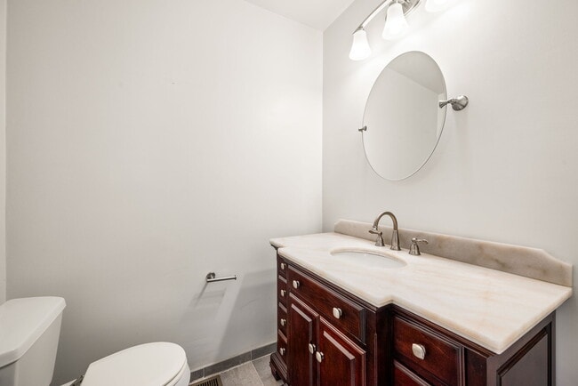 Building Photo - 404 Worthington Dr