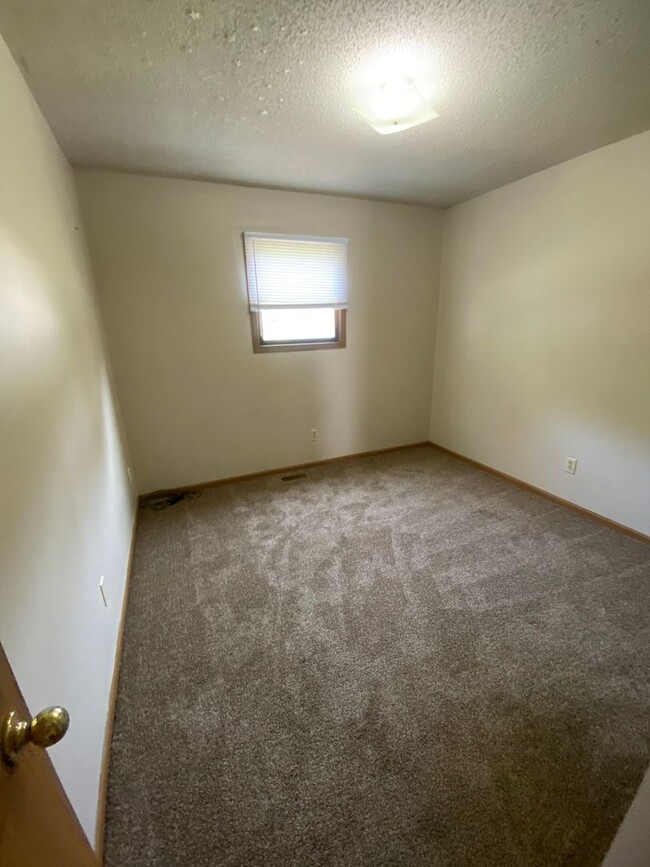 Building Photo - Lower Level 2 Bedroom Apartment for Rent!