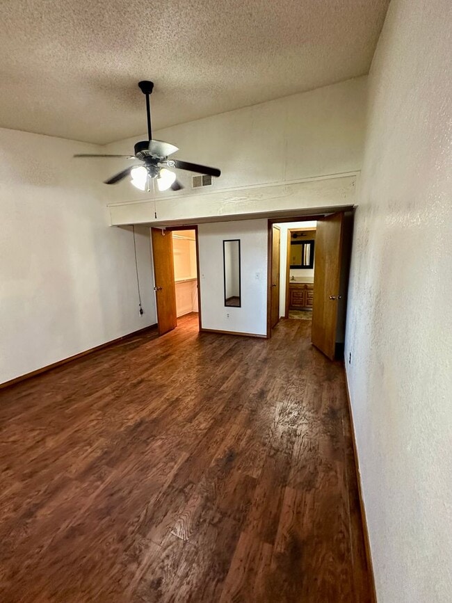 Building Photo - Spacious 3 bedroom, 2 bath home!  Don't mi...