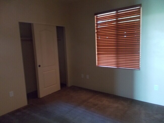 Building Photo - 4 Bedroom Home