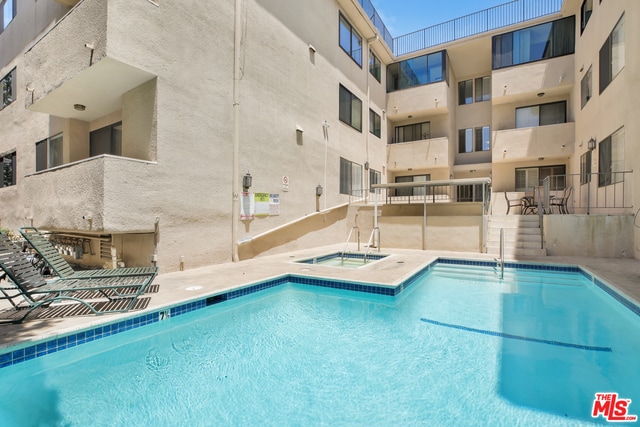 Building Photo - 423 N Palm Dr