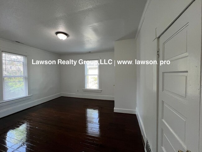 Building Photo - 1208 Chapman Ave SW