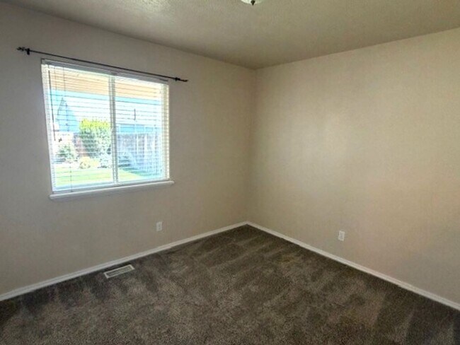 Building Photo - Beautiful and spacious 3 bed 2 bath home in Meridian just off Ten Mile and W Pine Ave