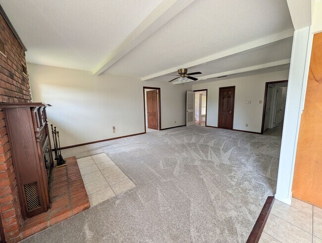 Building Photo - Summit Duplex