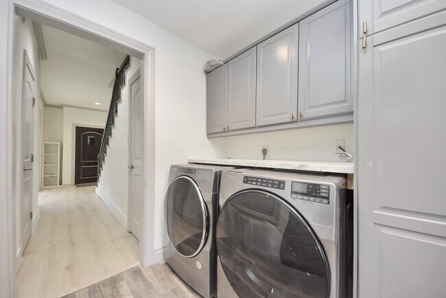 Building Photo - 840 Threadneedle St