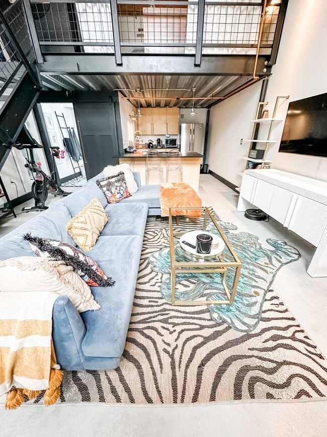 Building Photo - Gorgeous one bedroom one bathroom Denver Loft