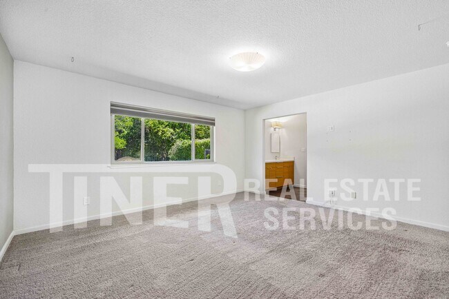 Building Photo - 5541 Ivanhoe Way