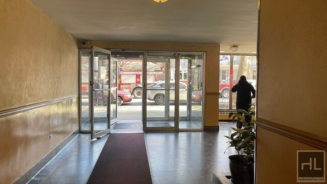 Building Photo - BRIGHT AND  LARGE 2  BEDROOMS RUGBY ROAD/P...