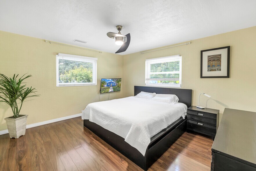 Main BR King bed - 3425 16th St N