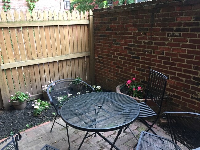 Building Photo - 10 Snows Ct NW