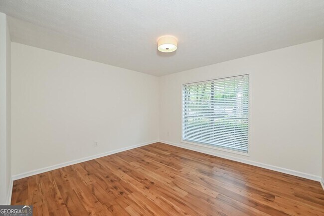 Building Photo - 201 Lenox Way NE