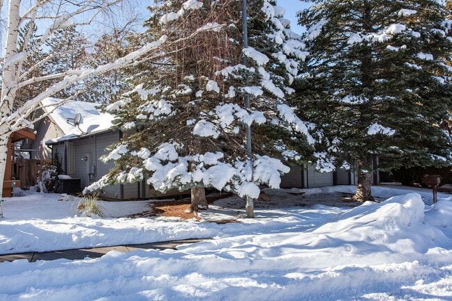 Building Photo - 3654 Hemlock Way