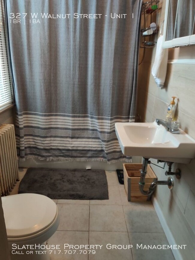 Building Photo - Quaint Walnut Street Apartment!