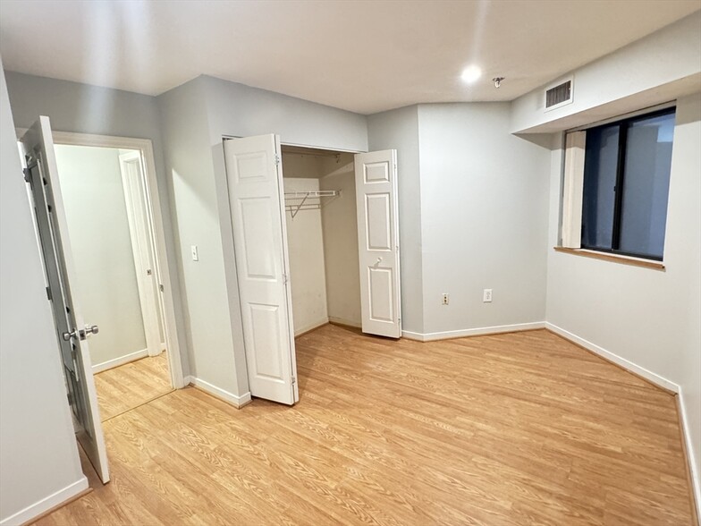 Building Photo - 152 Kelton St