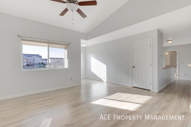Building Photo - 240 Grandeur Ln