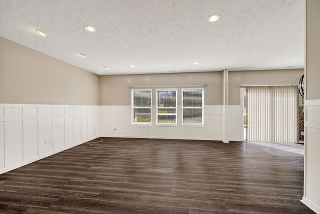 Building Photo - Quiet, comfort living in Westfield