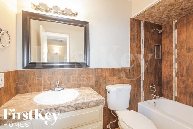 Building Photo - 2324 E Paradise Dr