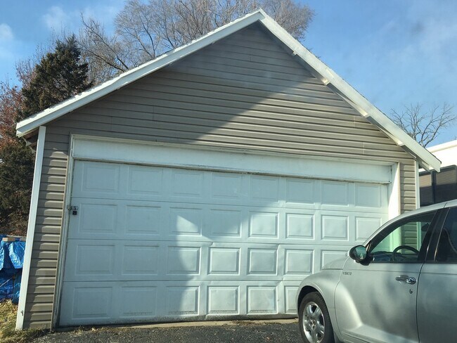 Building Photo - 3 bedroom / 1.5 bath w/Central Air, Basement and Detached 2 Car Garage