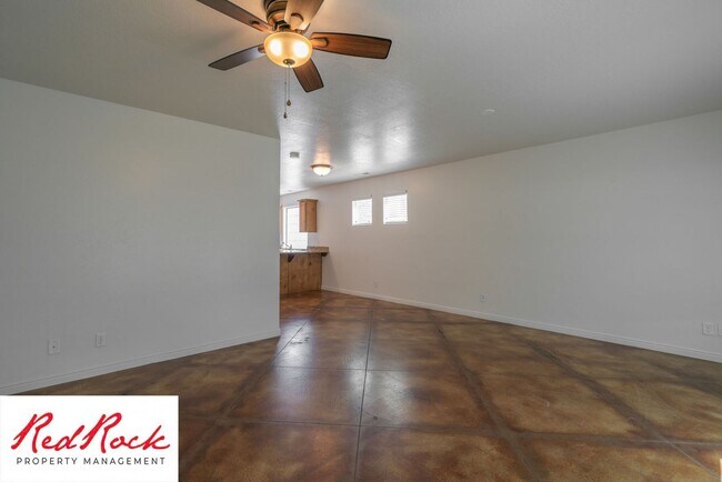 Building Photo - DOG-FRIENDLY 4 Bedroom Townhome with INTERNET INCLUDED!