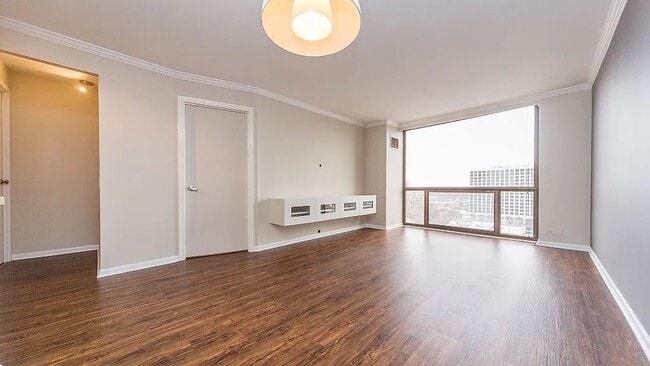 Building Photo - 4343 N Clarendon Ave