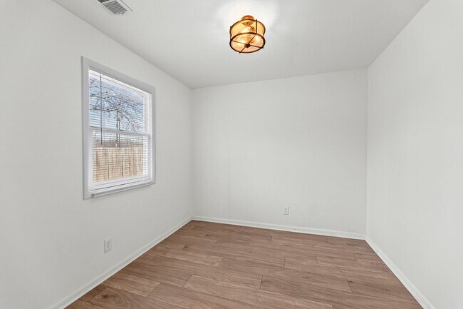 Building Photo - New Renovated Two Bed One Bath Home!!!