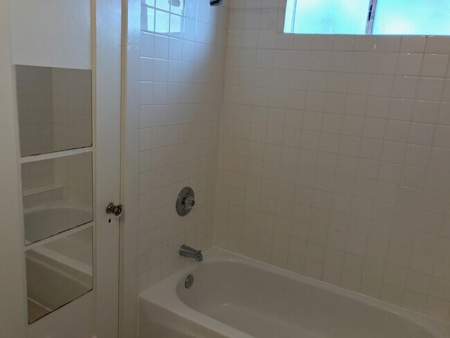 Building Photo - South Park Cottage-1BR 1BA-Freshley Painte...