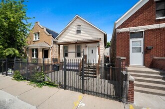 Building Photo - 2237 S Oakley Ave
