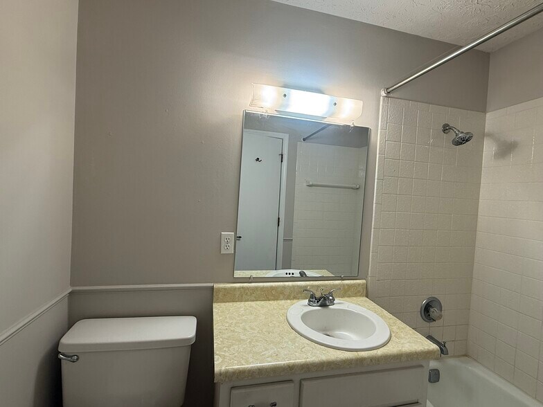 Building Photo - 8175 Old Farm Ln