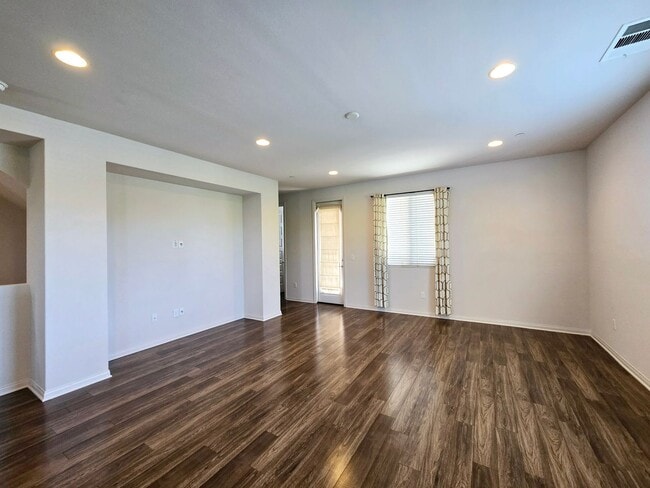 Building Photo - Tri-level Townhome in Prime Fullerton Location!