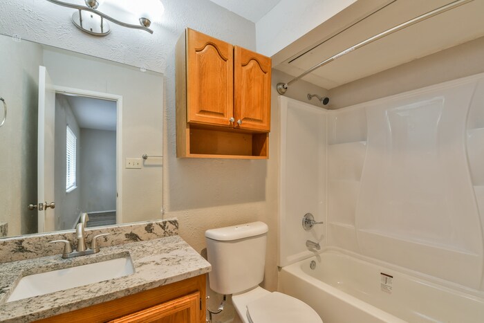 Building Photo - 7024 Greenview Cir S