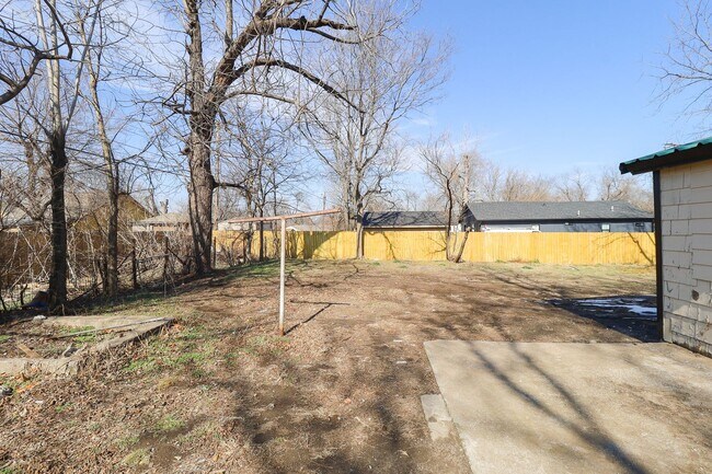 Building Photo - Beautifully Redone 3 Bedroom House! Available for Immediate Move in!