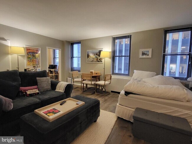 Building Photo - 135 S 19th St