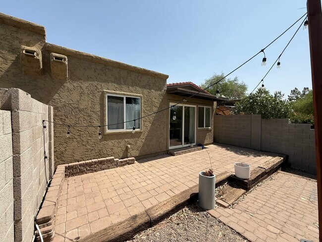Building Photo - 1231 E Bluebell Ln