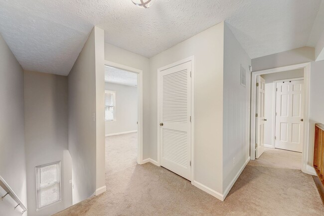 Building Photo - 3 bedroom End Unit Townhouse in Smyrna-New...