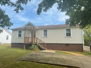 Building Photo - Lovely 3 Bdr/1 Ba Home, tucked away yet ST...