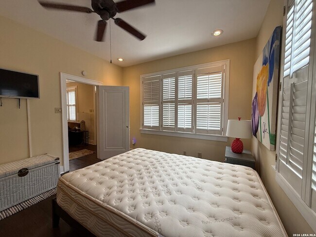 Building Photo - 402 W Elsmere Pl