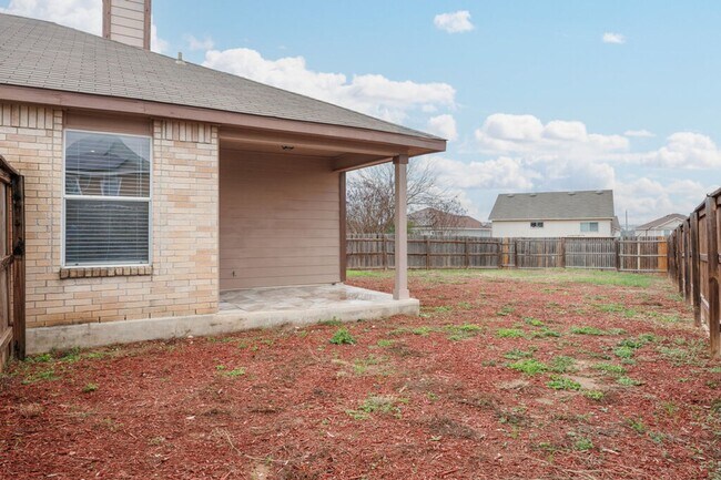 Building Photo - Beautiful 3 bedroom 2 bath home on Big Corner Lot!