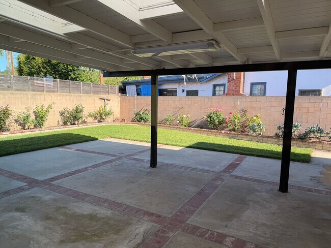 Building Photo - East Ventura