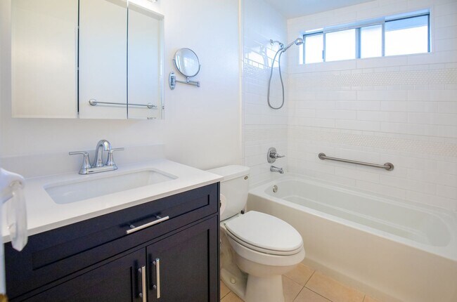 Building Photo - Beautiful 2 bedroom in 55+ Community