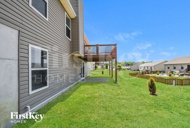 Building Photo - 520 Sceptre Rd